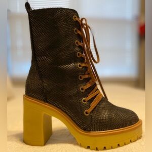 Oasis Society/ size 6/ lace up healed combat boot.